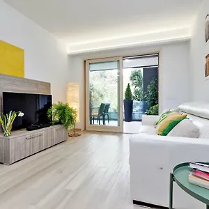 Green Terraced Apartment. 3 Stops From Colosseum , Roma Italia